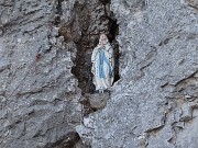 13 Un saluto alla Madonnina del G.A.M. posta tra le rocce